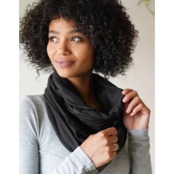 Beyond Yoga Womens Infinity Scarf One Size NWT Dark Grey Zip Pocket Winter Warm - Picture 2 of 6